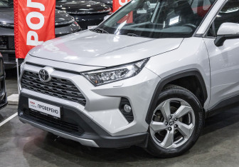 Подержанный автомобиль Toyota RAV4 2021 года (2 фото)