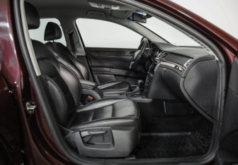 Подержанный автомобиль Skoda Superb Liftback 2014 года (20 фото)