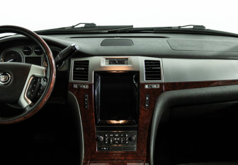 Подержанный автомобиль Cadillac Escalade Suv 2010 года (14 фото)