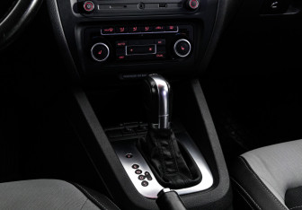 Подержанный автомобиль Volkswagen Jetta Sedan 2011 года (12 фото)