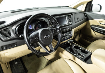 Подержанный автомобиль Kia Carnival 2020 года (11 фото)