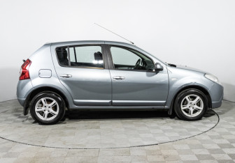 Подержанный автомобиль Renault Sandero 2011 года (4 фото)