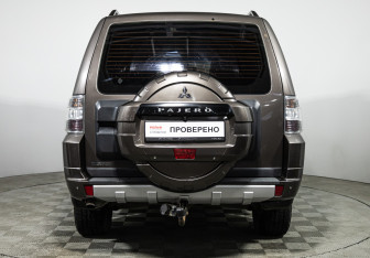 Подержанный автомобиль Mitsubishi Pajero 2011 года (6 фото)
