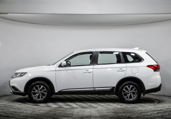 Подержанный автомобиль Mitsubishi Outlander 2017 года (8 фото)