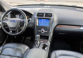 Подержанный автомобиль Ford Explorer 2018 года (18 фото)