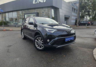 Подержанный автомобиль Toyota RAV4 2017 года (3 фото)