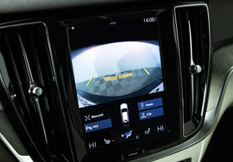 Подержанный автомобиль Volvo V60 2018 года (18 фото)