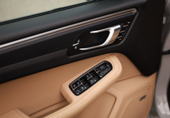 Подержанный автомобиль Porsche Macan 2021 года (25 фото)