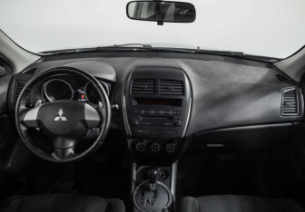 Подержанный автомобиль Mitsubishi ASX 2011 года (10 фото)