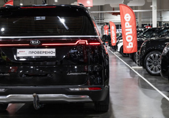 Подержанный автомобиль Kia Carnival 2020 года (9 фото)