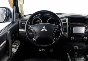 Подержанный автомобиль Mitsubishi Pajero 2014 года (12 фото)