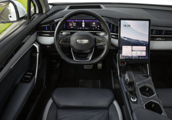 Подержанный автомобиль Geely Atlas 2023 года (12 фото)