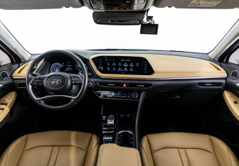 Подержанный автомобиль Hyundai Sonata 2022 года (13 фото)