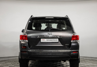 Подержанный автомобиль Toyota Highlander 2012 года (6 фото)