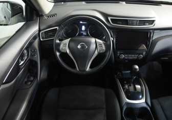 Подержанный автомобиль Nissan X-Trail 2017 года (10 фото)
