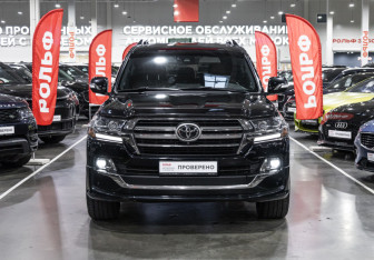 Подержанный автомобиль Toyota Land Cruiser Suv 2019 года (3 фото)