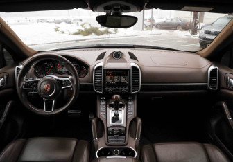 Подержанный автомобиль Porsche Cayenne 2014 года (12 фото)