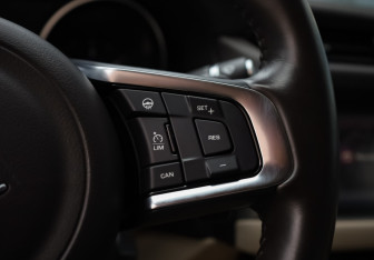 Подержанный автомобиль Jaguar XF Sedan 2018 года (12 фото)