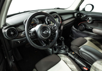Подержанный автомобиль MINI Hatch 2015 года (11 фото)