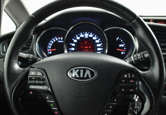 Подержанный автомобиль Kia Ceed Hatchback 2013 года (14 фото)