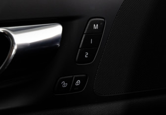 Подержанный автомобиль Volvo V60 Cross Country 2020 года (20 фото)