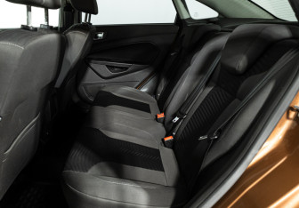 Подержанный автомобиль Ford Fiesta Sedan 2015 года (10 фото)