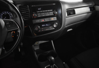 Подержанный автомобиль Mitsubishi Outlander 2016 года (18 фото)