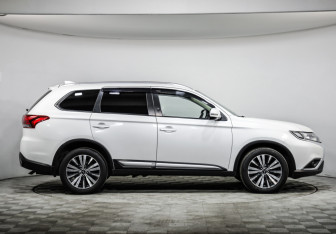 Подержанный автомобиль Mitsubishi Outlander 2020 года (4 фото)