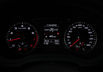 Подержанный автомобиль Audi Q3 2014 года (12 фото)