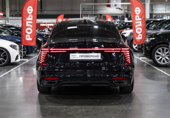 Подержанный автомобиль Hongqi H5 2025 года (10 фото)