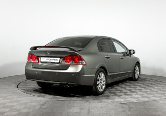 Подержанный автомобиль Honda Civic Sedan 2007 года (5 фото)