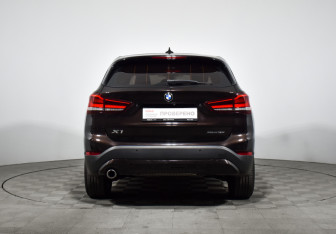 Подержанный автомобиль BMW X1 2020 года (6 фото)