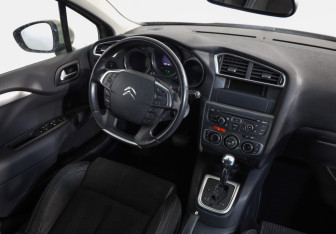 Подержанный автомобиль Citroen C4 Hatchback 2011 года (8 фото)