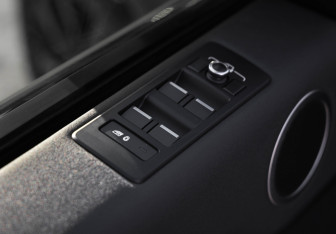 Подержанный автомобиль Land Rover Discovery 2017 года (24 фото)