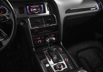 Подержанный автомобиль Audi Q7 2011 года (14 фото)