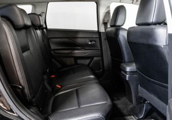 Подержанный автомобиль Mitsubishi Outlander 2012 года (18 фото)