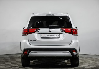 Подержанный автомобиль Mitsubishi Outlander 2020 года (6 фото)