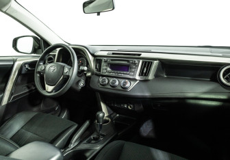 Подержанный автомобиль Toyota RAV4 2012 года (9 фото)