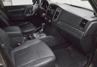 Подержанный автомобиль Mitsubishi Pajero 2015 года (12 фото)
