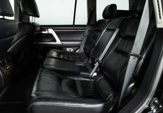 Подержанный автомобиль Toyota Land Cruiser Suv 2011 года (10 фото)