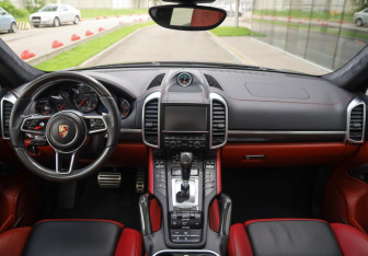 Подержанный автомобиль Porsche Cayenne 2014 года (12 фото)