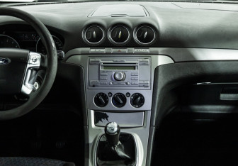 Подержанный автомобиль Ford S-MAX 2006 года (13 фото)