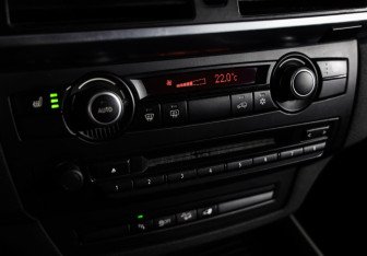 Подержанный автомобиль BMW X5 2010 года (17 фото)