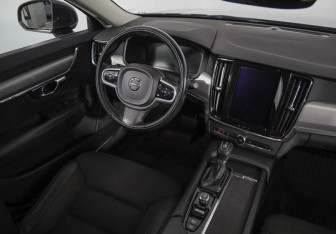Подержанный автомобиль Volvo V90 2018 года (10 фото)
