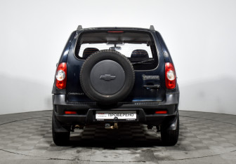 Подержанный автомобиль Chevrolet Niva 2011 года (6 фото)