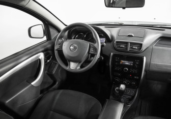 Подержанный автомобиль Nissan Terrano 2017 года (9 фото)