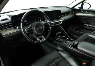 Подержанный автомобиль Kia K5 2021 года (11 фото)
