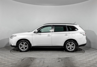 Подержанный автомобиль Mitsubishi Outlander 2013 года (8 фото)