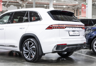 Подержанный автомобиль Geely Monjaro 2023 года (11 фото)