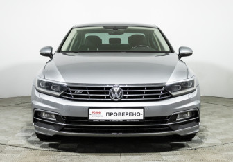 Подержанный автомобиль Volkswagen Passat Sedan 2017 года (2 фото)
